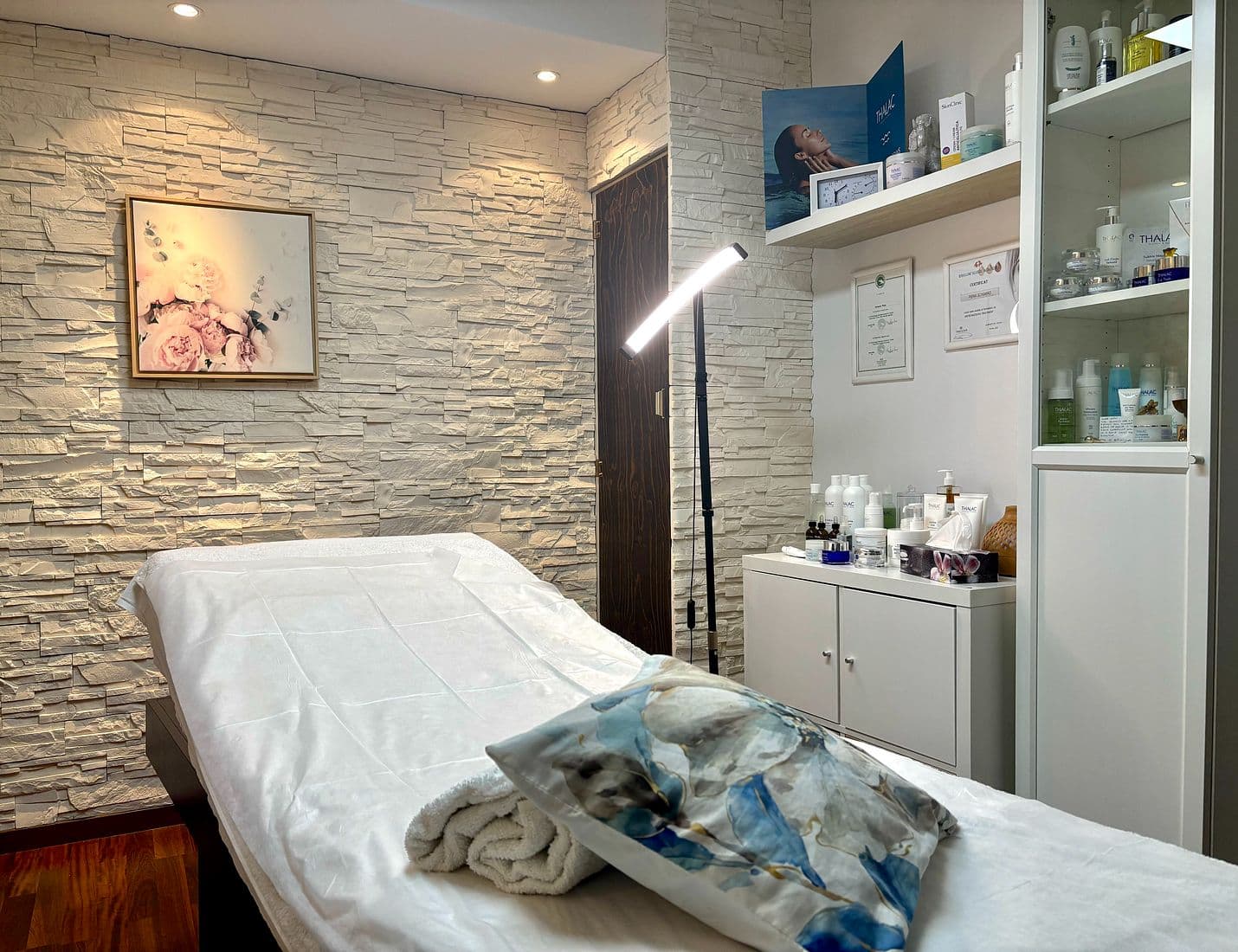 Institut La Fenice — cabine de soins avec produits Thalac